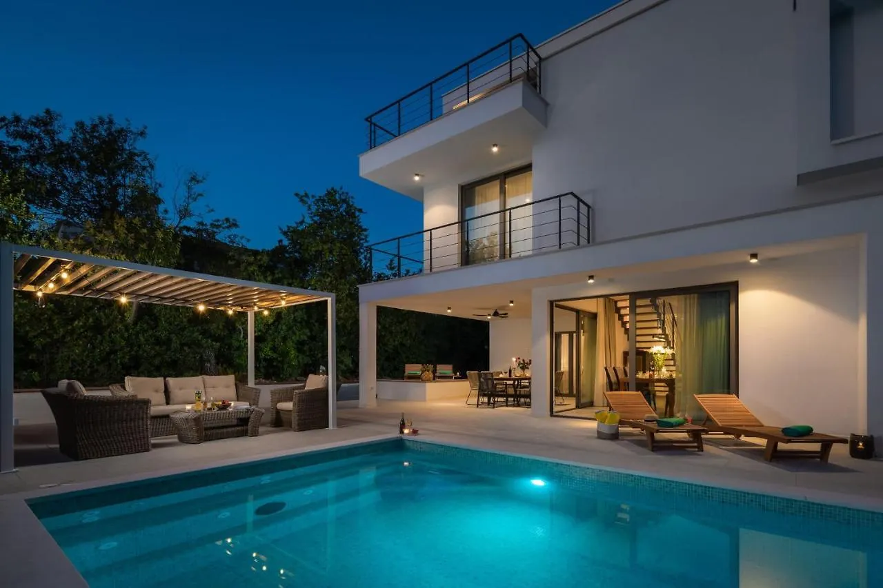 Luxury Villa Cippico Xxii With Pool Kastela
