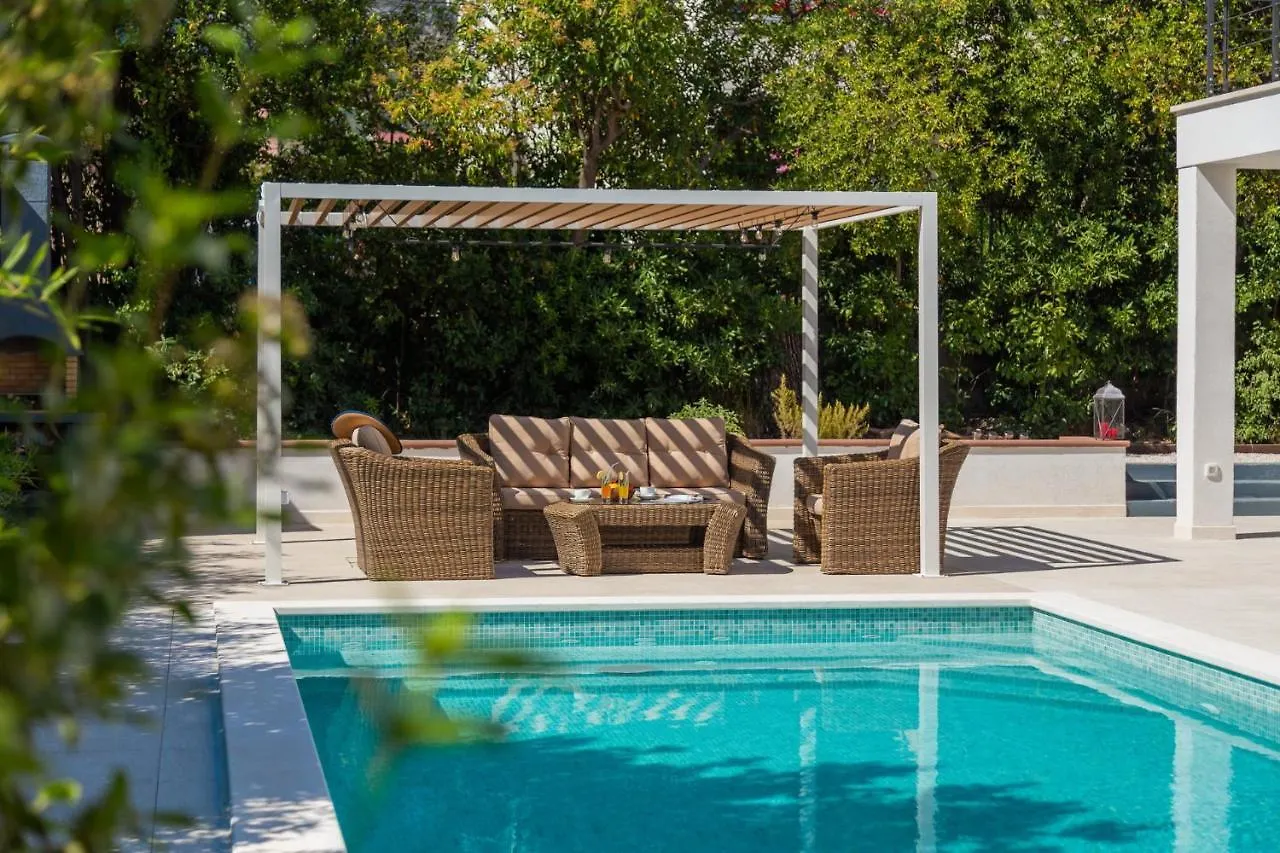 Luxury Villa Cippico Xxii With Pool Kastela