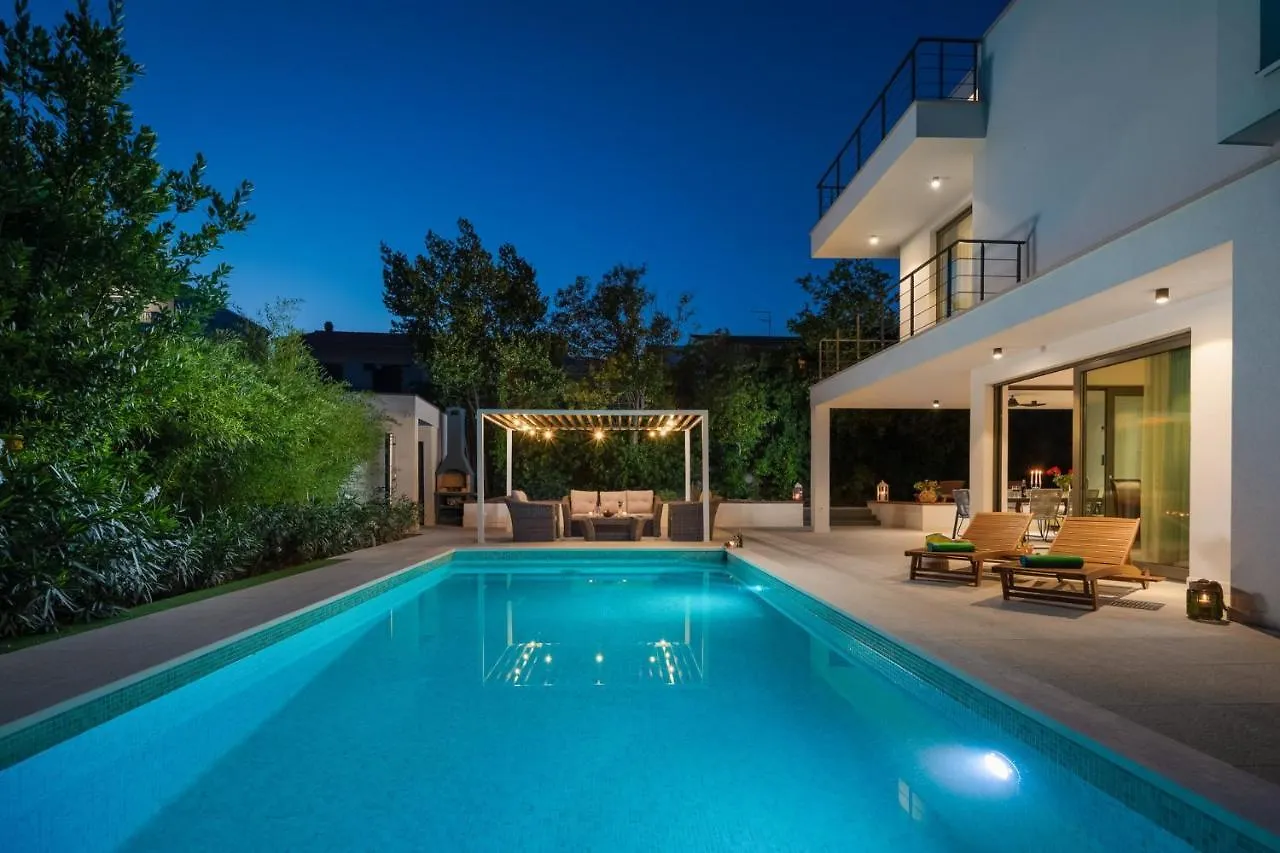 Luxury Villa Cippico Xxii With Pool Kastela
