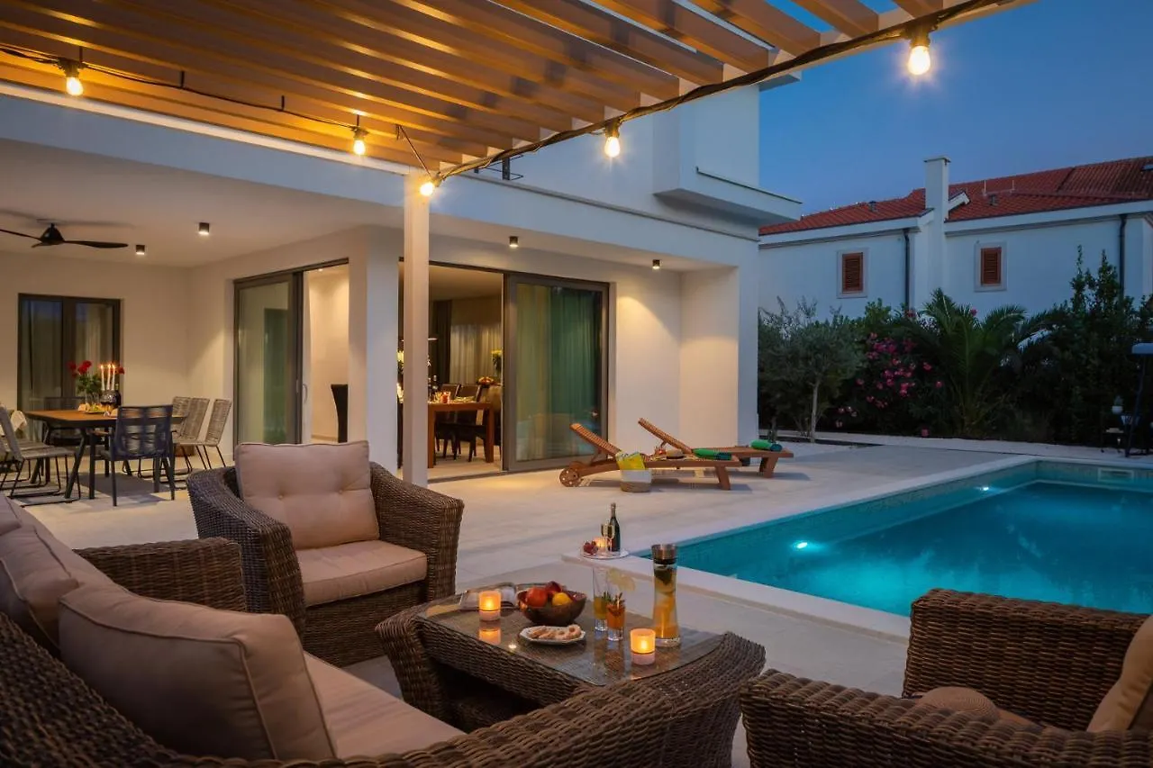 Luxury Villa Cippico Xxii With Pool Kastela
