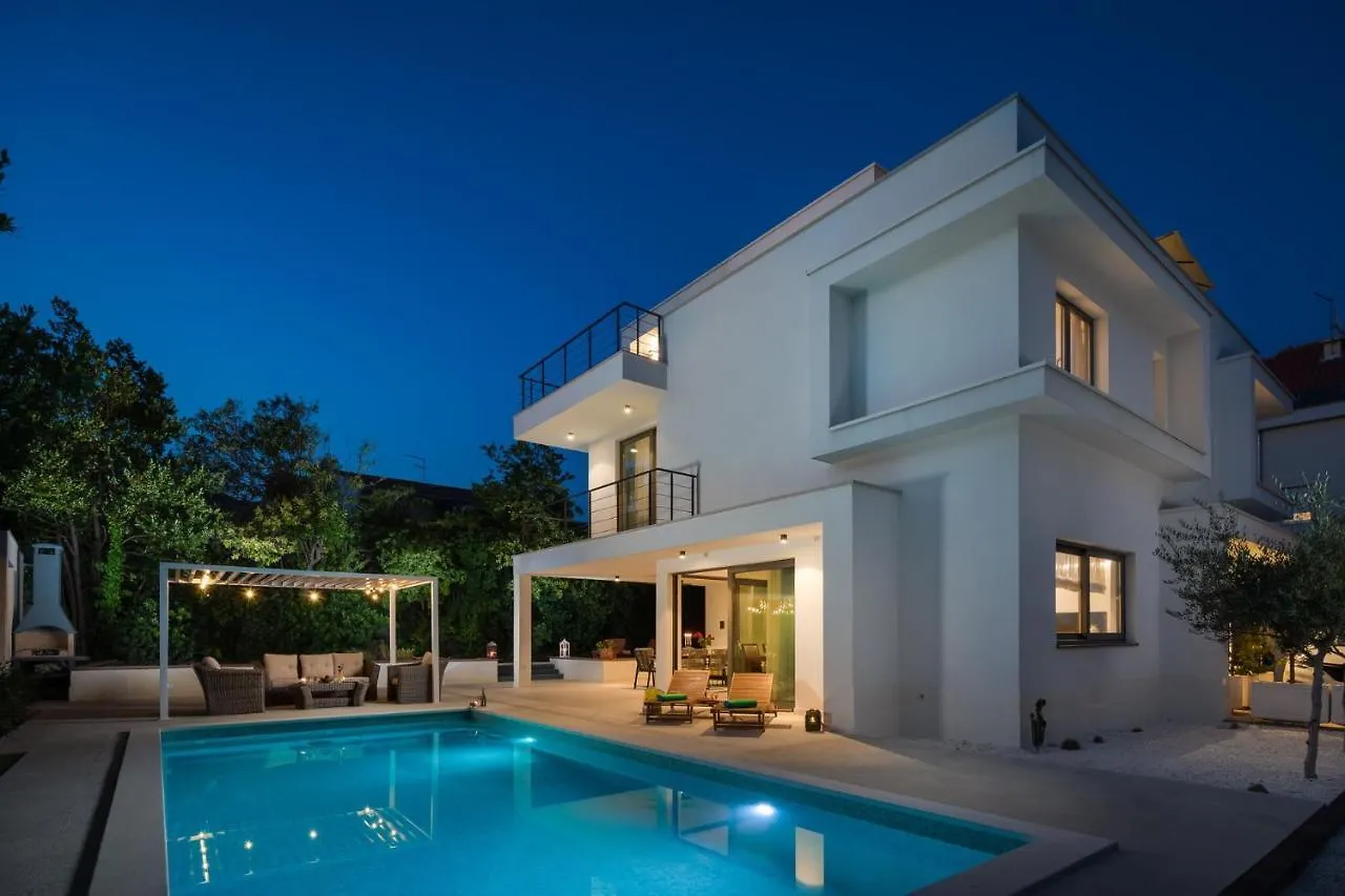 Luxury Villa Cippico Xxii With Pool Kastela