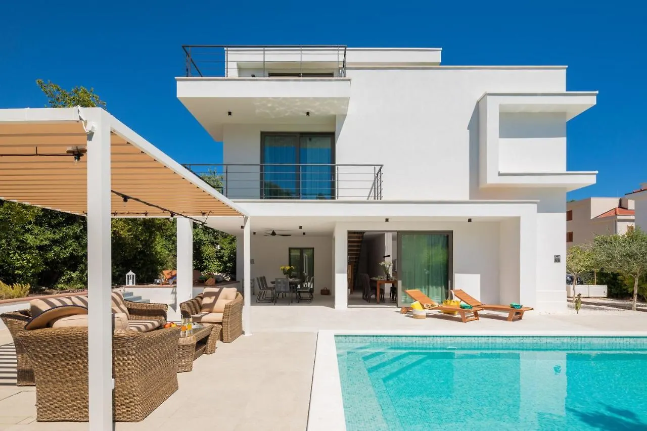 Luxury Villa Cippico Xxii With Pool Kastela