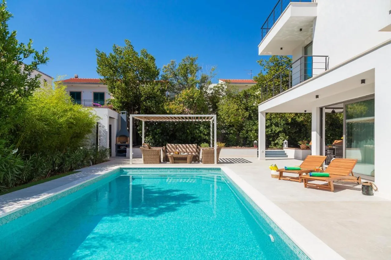 Luxury Villa Cippico Xxii With Pool Kastela