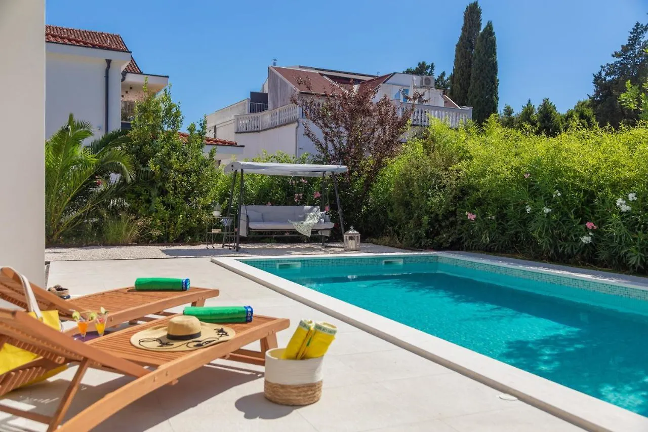 Luxury Villa Cippico Xxii With Pool Kastela