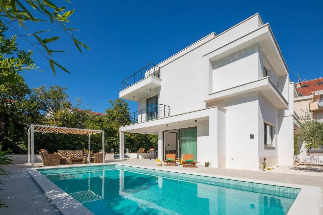 Luxury Villa Cippico Xxii With Pool Kastela