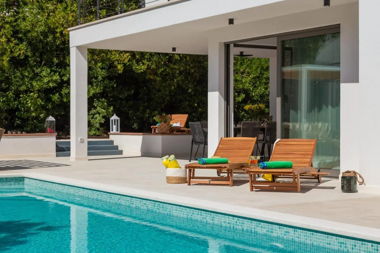 Luxury Villa Cippico Xxii With Pool Kastela