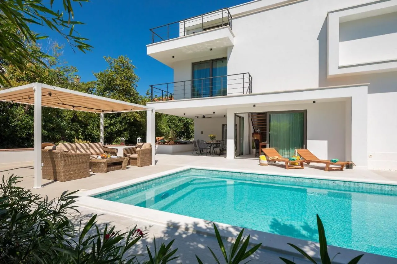Luxury Villa Cippico Xxii With Pool Kastela